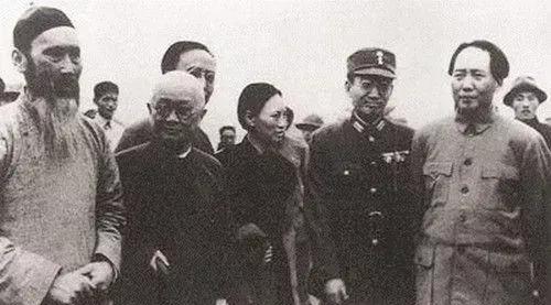 重庆谈判期间，毛主席与民主人士在一起，亲切交谈，笑容满面，举止温柔，笑容灿烂，笑