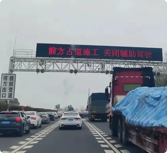 以前听拥有智驾权限的朋友说，高速上开启智驾是最方便的，可是小米这次事故一出也给大