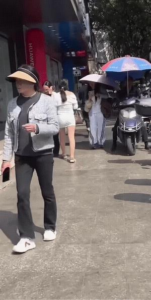 信不！看她的这身膘，一般女人还真不敢惹。
视频中，一男子看到她这样子走过来，都迅