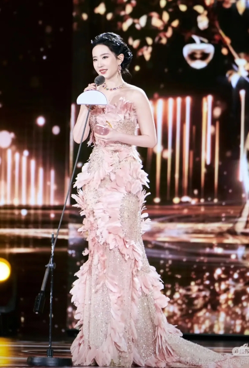 6月27日，白玉兰视后刘亦菲我感觉是稳了，为了去白玉兰晚宴，她推掉了已经定好的 