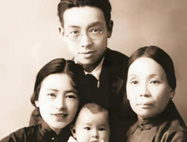 1903年，30岁事业有成的梁启超娶黄花大闺女王桂荃为妾，梁启超突然严肃地说道：