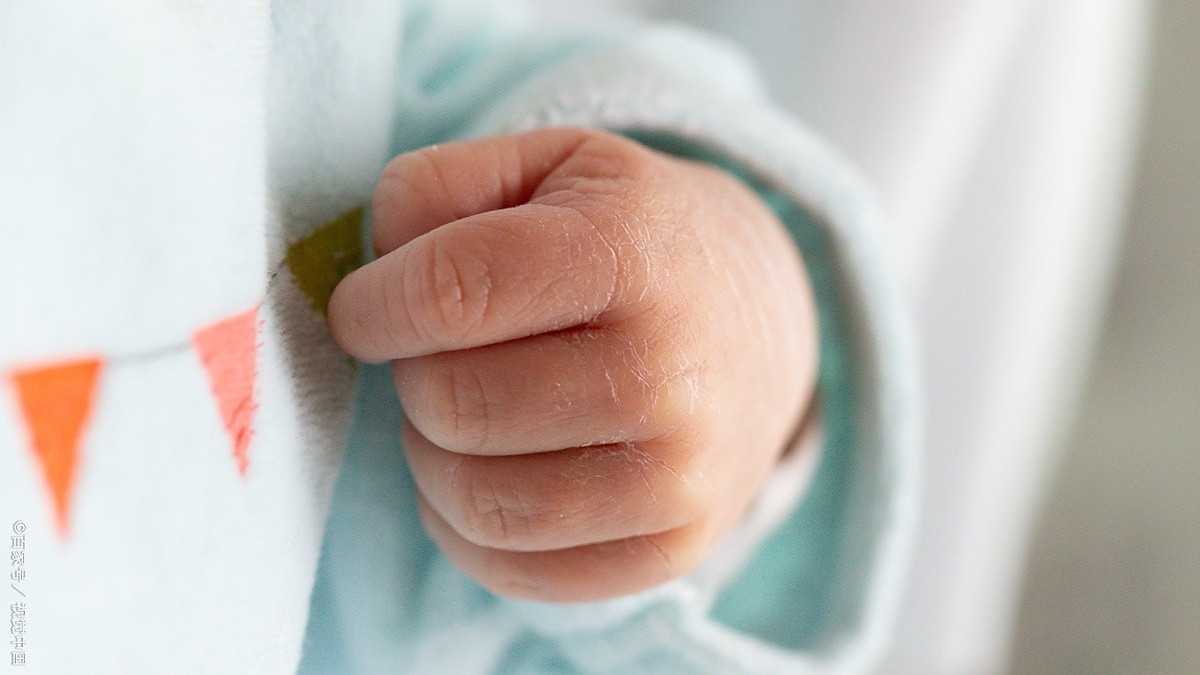 别再被小手冰凉骗了！判断宝宝冷不冷，关键看这个地方