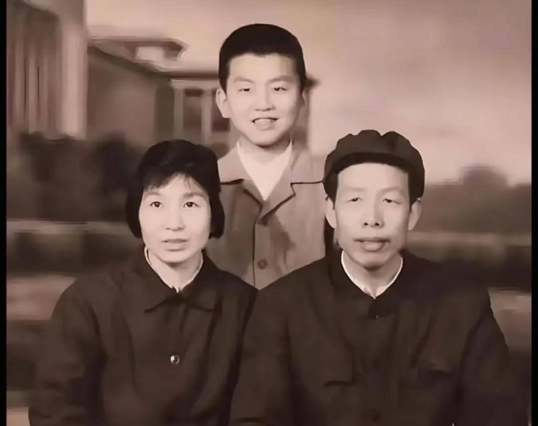 看到张泽群小时候和父母的留影，感觉时光一下就拉回到过去。1965 年他出生，关于