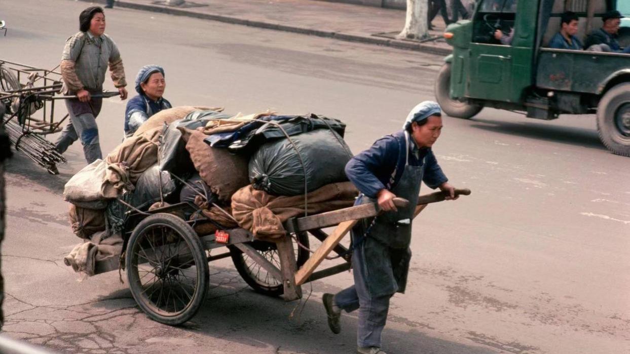 奔赴千里参加大姑儿子婚礼，我们在她家睡了几天地铺后，大姑哭了