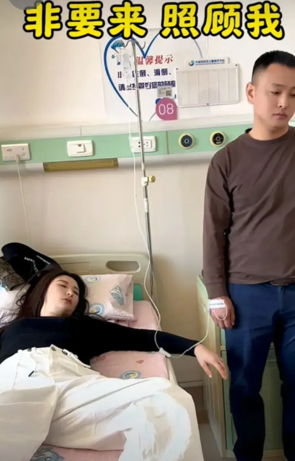 笑喷啦！这一幕看了想必大家都会笑，一位男子病了，去医院打吊瓶，妻子不放心，非得要