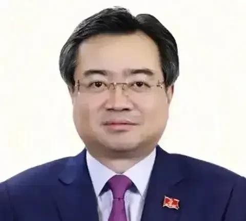 阮氏父子被苏林耍了





真是活久见！阮晋勇、阮清谊父子，曾经在越南政坛叱咤