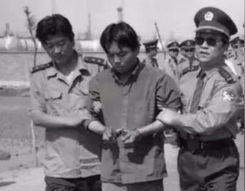 1992年，浙大高材生李红涛被捕后，竟趁警察查档案时悄悄挪到视线死角，轻松解开手