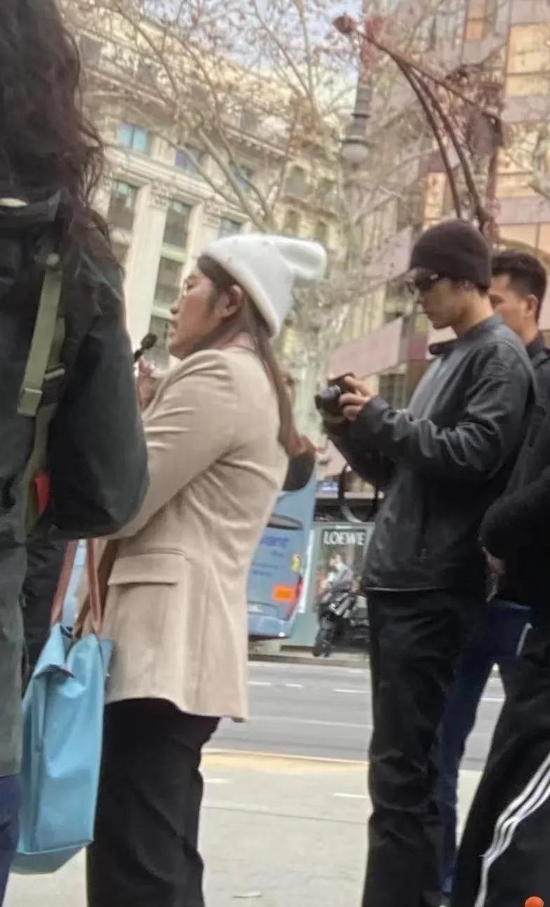 米兰街头惊现巨兔出没！
肖战时装周路透照让全网陷入萌系暴击，这波高颜值暴击属实让
