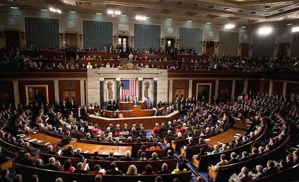 美国参议院通过要求特朗普取消全球关税的政策
 据《华尔街日报》10月30日消息，