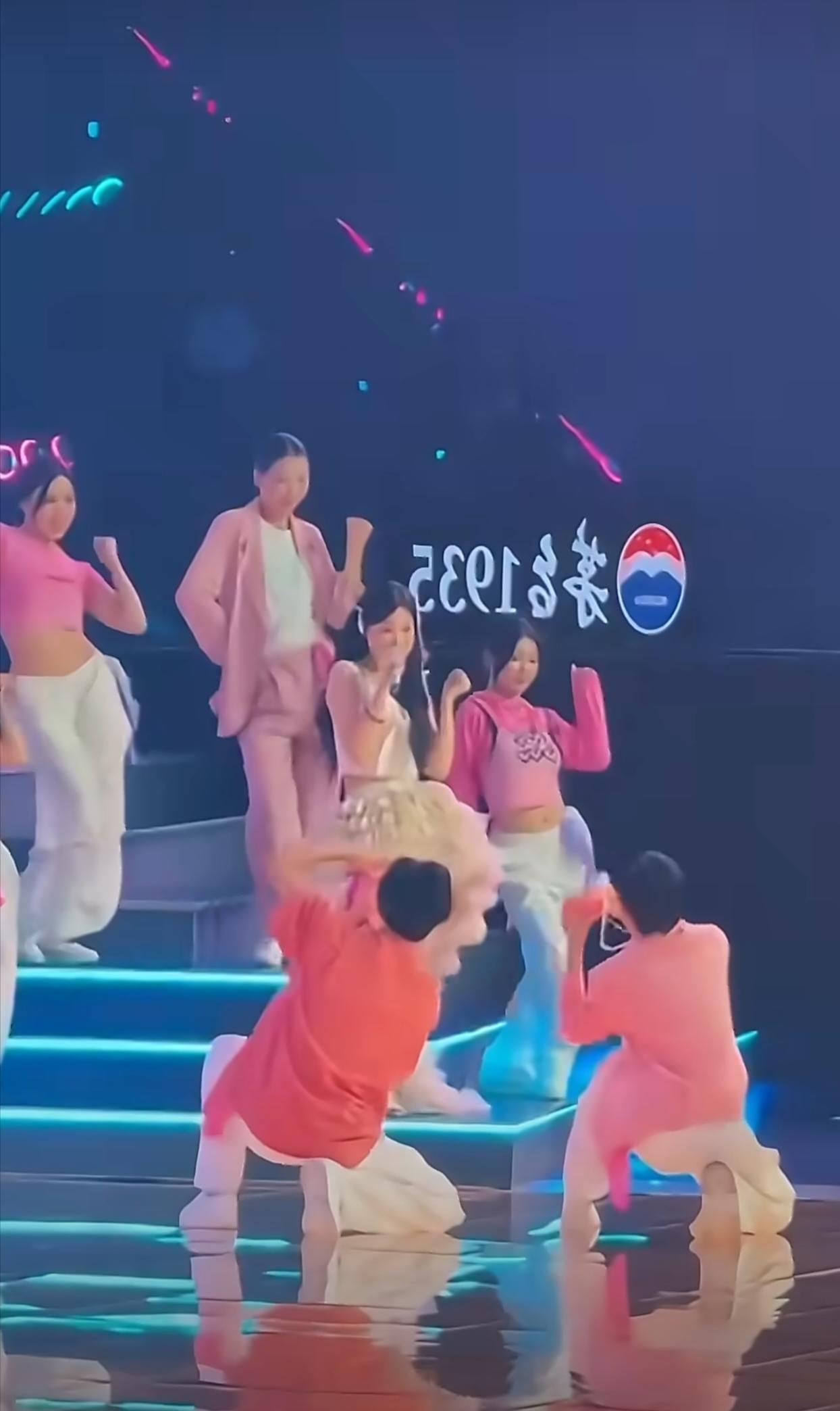 #小沈阳回应被抬走##肖战容祖儿 这是小沈阳的女儿# 
一边是宠爱的体现
下台后