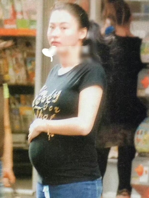 张柏芝怀孕为什么只胖肚子？还能穿牛仔裤。