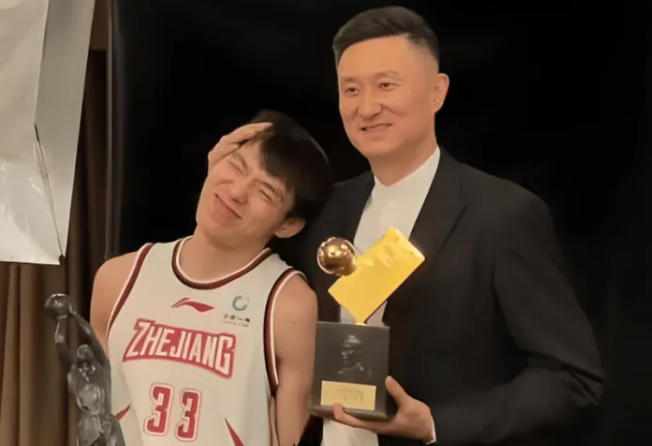 浙江男篮球员吴前参加了余嘉豪的播客节目《豪友记》。
在节目中，吴前谈到了前中国男