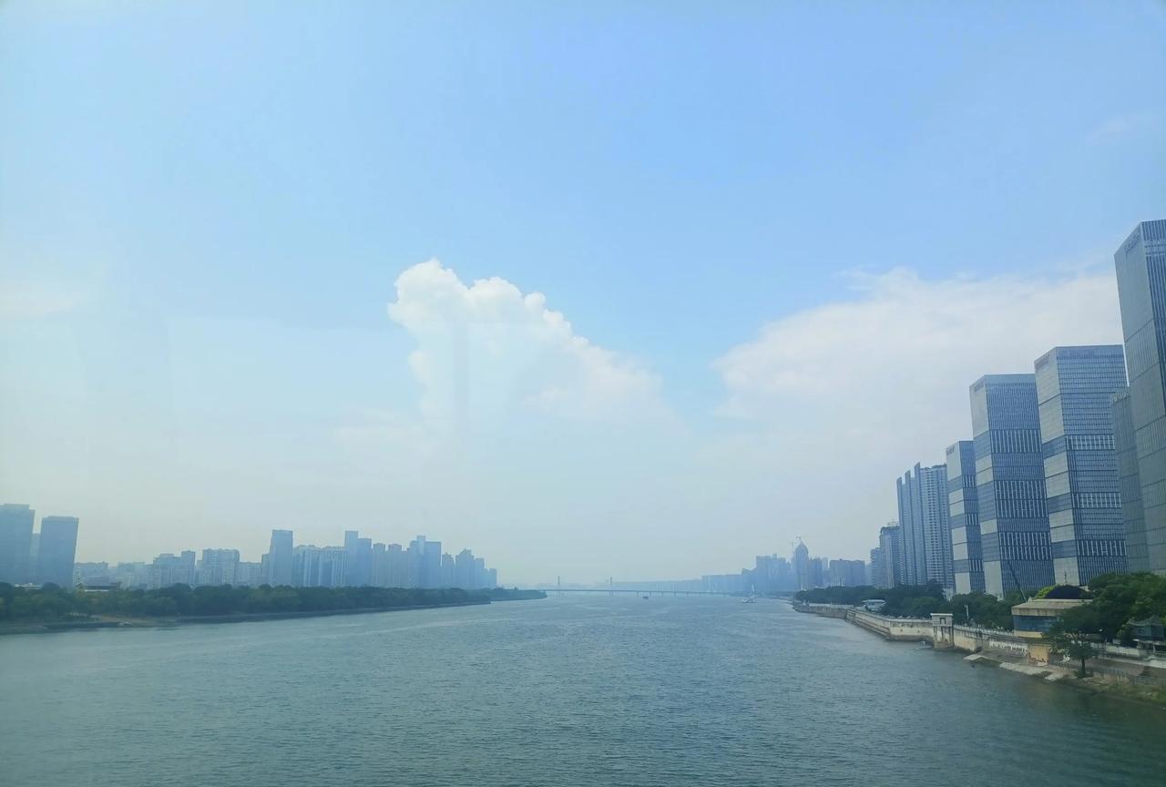 当今社会，男女间存在结构性冲突。男人将主要精力置于赚钱养家，自身消费时谨小慎微；