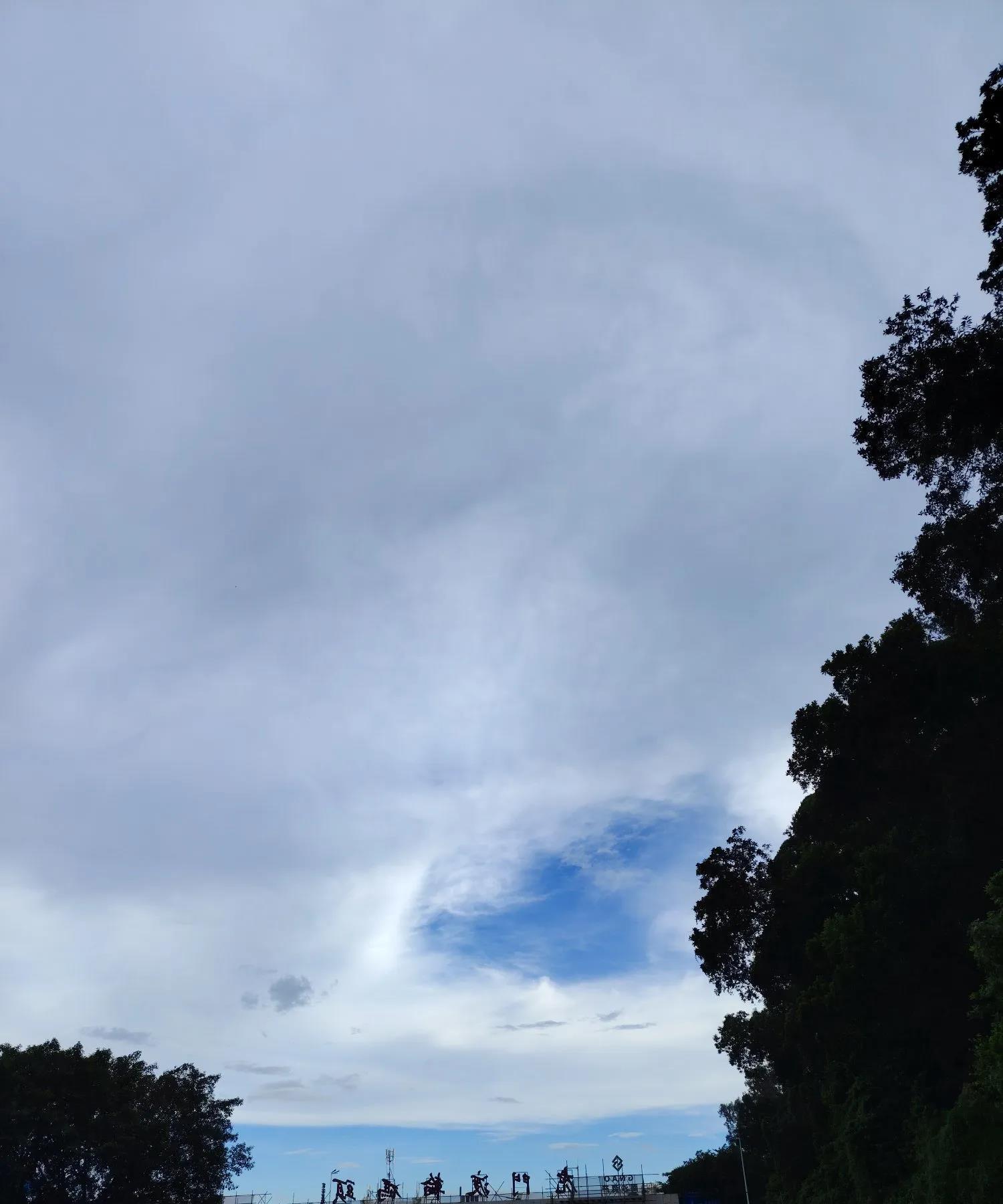 某人的海校同学那条船恰巧靠在某人船边，
和某人去那条船坐坐，回来的时候下雨，某人