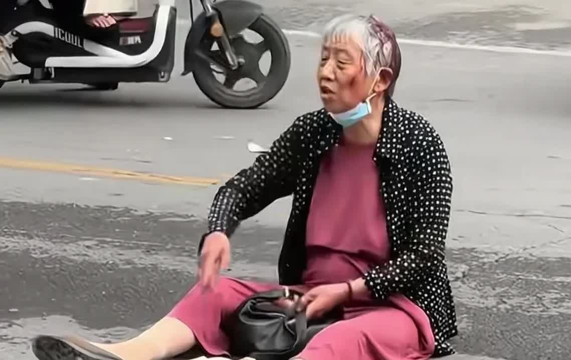 是谁造成这冷漠社会的？一老人骑车摔倒，要求路人给她孩子打个电话，一女孩正准备打，