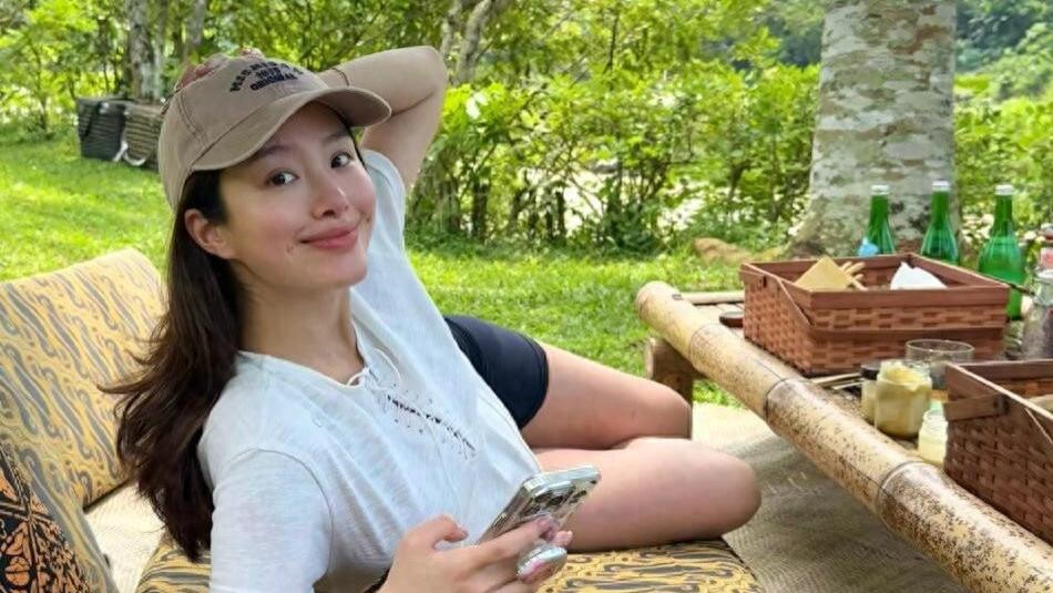 杨采钰大方晒孕照！手戴大金镯上围傲人，无名指戴戒指晒幸福