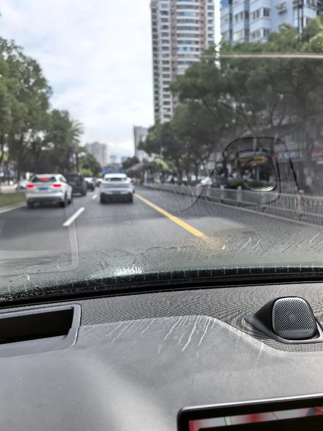 有点理解不了温州的公交专用道，基本每条道路上都有，个人认为，这样的公交专用道实属