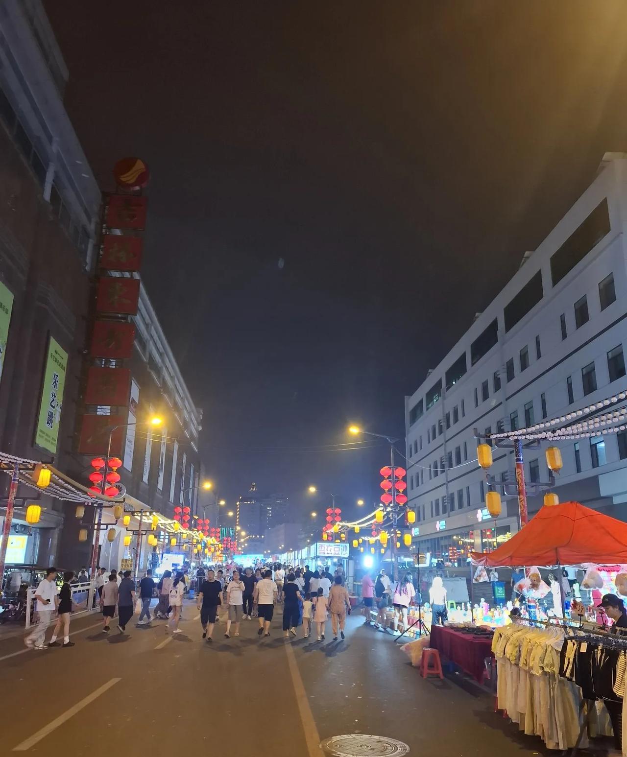 昨天晚上又去了吉林省吉林市珲春街夜市，人依然十分的多，尤其这几天天气比较热，大家