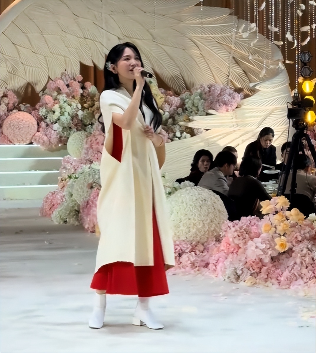 42岁著名歌手江42岁著名歌手江苏走穴，被嘲宾客只顾吃席没人搭理。
 
想说她挣