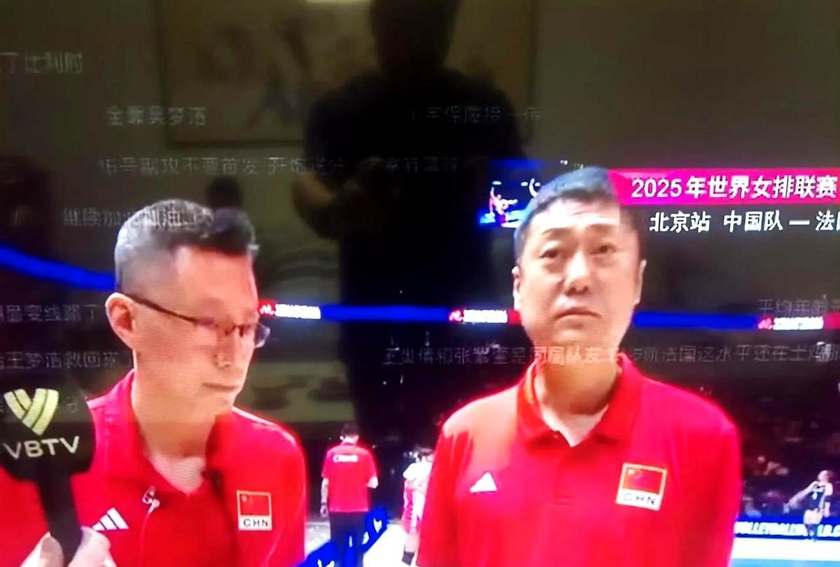 这样的中国女排太可爱了！
中国女排面对法国女排第二局出现了波动，中国女排及时调整
