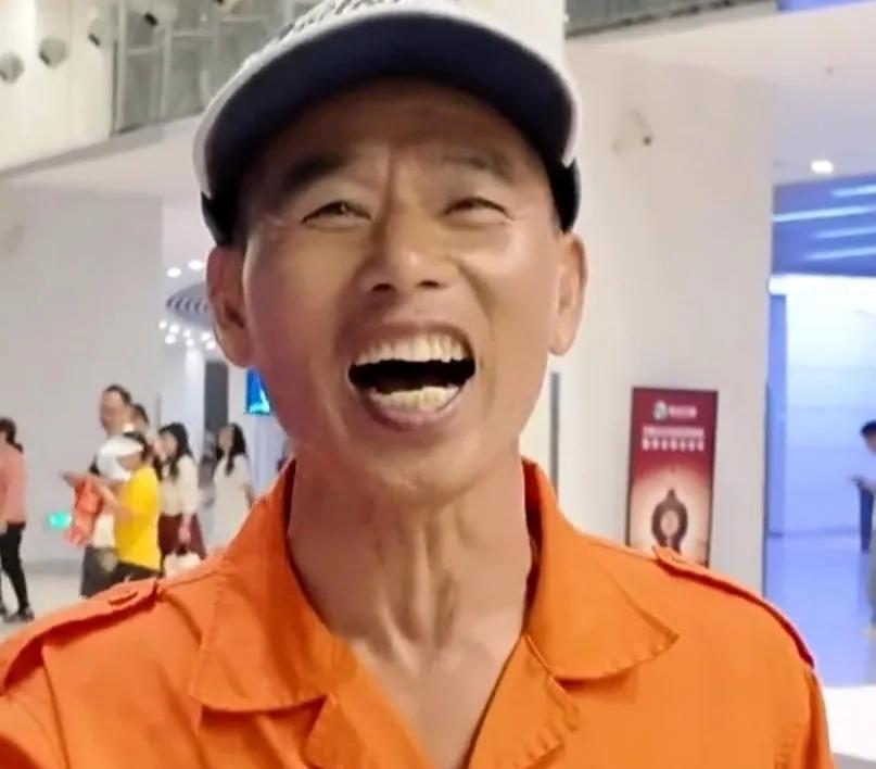 总觉得追星圆梦是遥不可及的事，直到刷到大连环卫工刘国福的故事，我愣住了。
他每天