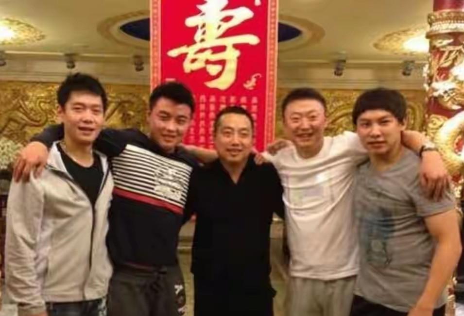 国乒五位风云人物，当下国乒名将樊振东、孙颖莎就是其中的两位带出来的，球迷还记得吧