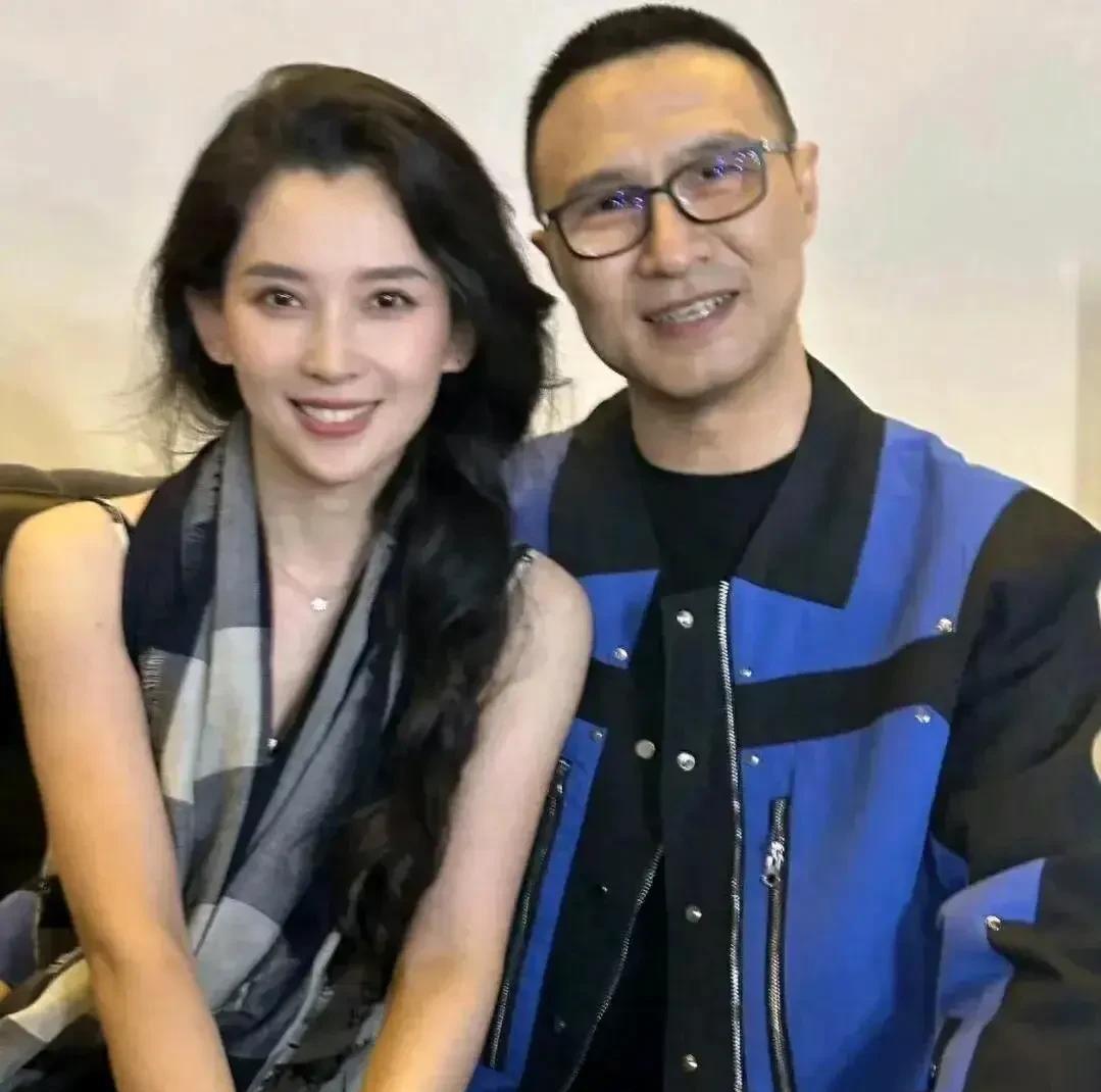 汪峰有2把刷子，
汪峰歌唱的不错，
找女人更是有4把刷子！