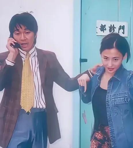 我觉得第一张剧照最经典，尤其是剧照中周星驰和张柏芝的穿搭最最经典。周星驰把条纹元