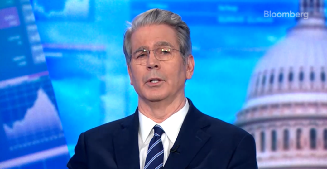 一个马上就要辞职干不下去的小丑，居然还在大放厥词！

美国财政部长贝森特在接受采