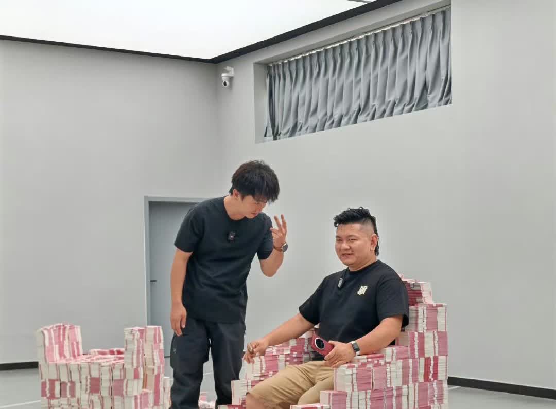韩路整活: 座在一亿现金上[捂脸]

上次韩路在户外拍车的时候，偶然遇到了一
