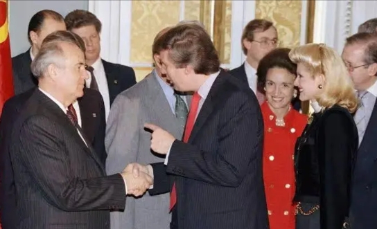 特朗普为什么喜欢俄罗斯？在1987年，特朗普那时还是一个小地产商，就被苏联领导人