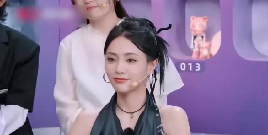 谢可寅赖美云对唱翻车？背后故事笑不活了！
在最近热播的综艺《我是隐藏款》中，一场
