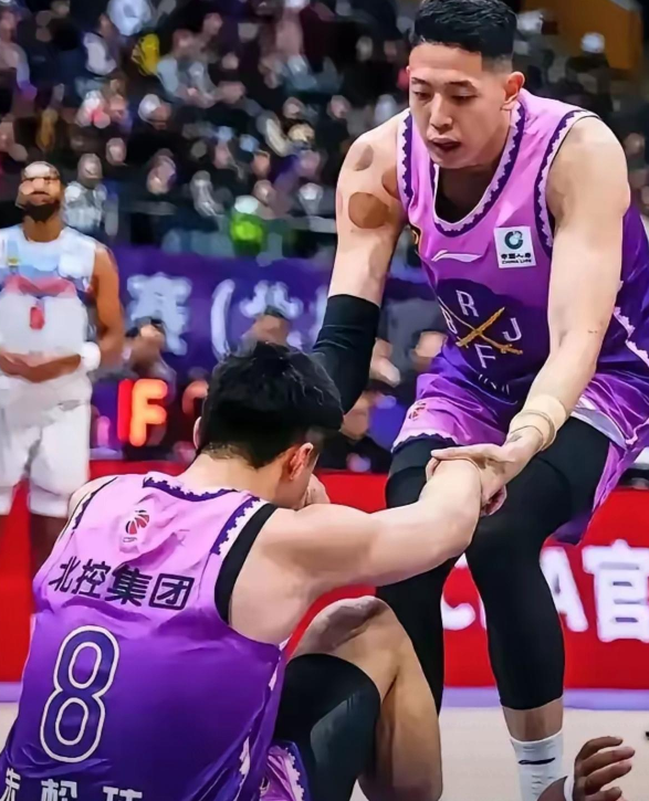 一说一！CBA本赛季常规赛截止目前最失意的5大转会球员如下:
1.郭艾伦 2年顶
