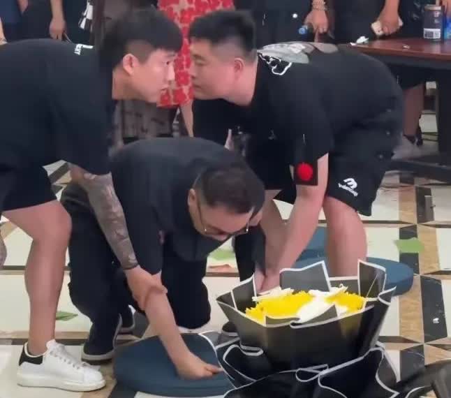 杨议这下彻底慌了，
这次葬礼没来几个相声界的大佬，
原因很简单，
大家都看