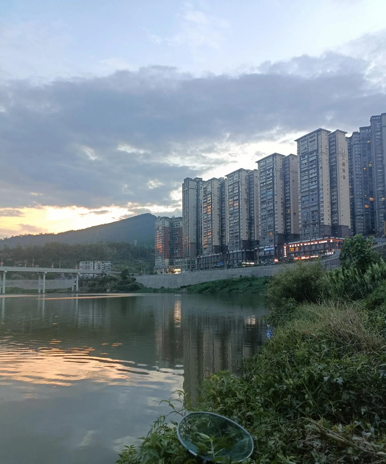 #晒图记录生活#戳这里，一起领红包>夜色與雲雨同序，起風湧雲的州河宣漢縣城