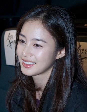 金泰熙采访这段真的看得人好憋屈啊。
原来就算美成那样、有钱有才华，也逃不过“丧偶