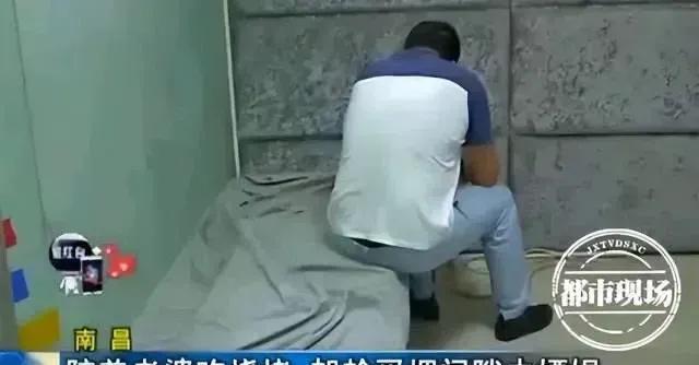 “时间管理大师！”江西，一男子与妻子吃烧烤时，烟瘾突然犯了，便去超市买包烟，岂料
