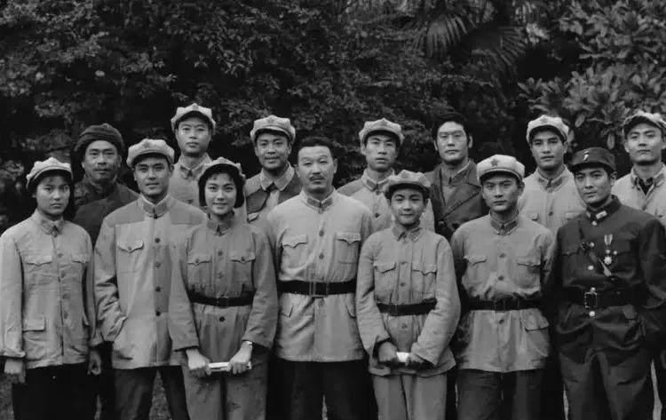这是1979年上海电影制片厂拍摄的影片《曙光》演员的大合影。
前排左二，这位高大