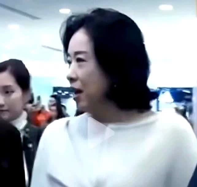 离婚17年，朱玲玲竟能重回霍家。

她的底气，是生了三个儿子。

很多人