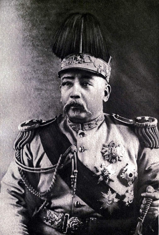 1915年，袁世凯筹划帝制，外间轰动。冯国璋不知底细，专程入京谒袁，想得到第一手