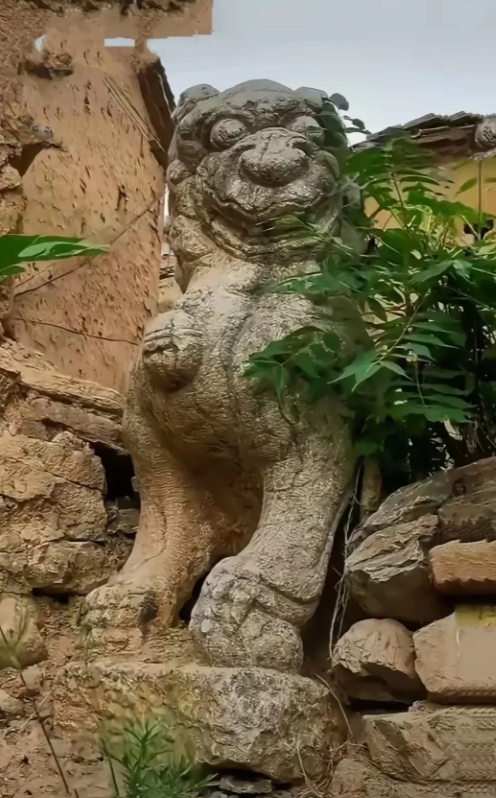 贵州，有志愿者到一个偏僻的村庄扶贫的时候，在一间没人居住的泥房旁边，发现了一尊威