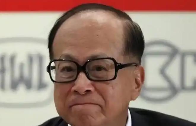 售港终止！李嘉诚犯了一个致命错误：他误读了时代的风向。要知道，现在国内民族自信爆