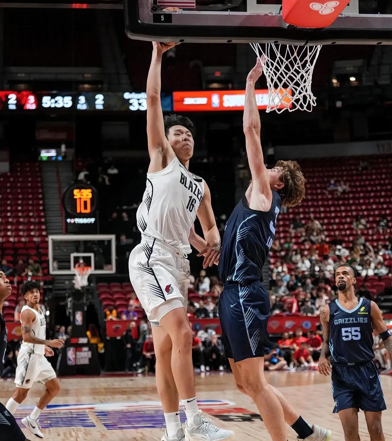 杨瀚森的暴扣技惊四座！
今天NBA夏季联赛，开拓者在主场以86-96不敌灰熊。双