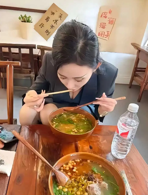 和同事吃饭怎么会尴尬的呢
