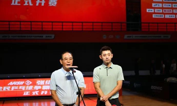 张继科也是出息了，与刘国梁师父打上球了！
张继科出席“张继科杯”与蔡振华现场打起