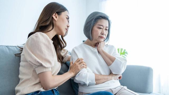 52岁男保姆：月工资7500，但每天要为72岁雇主揉肩搓背，我太难了
