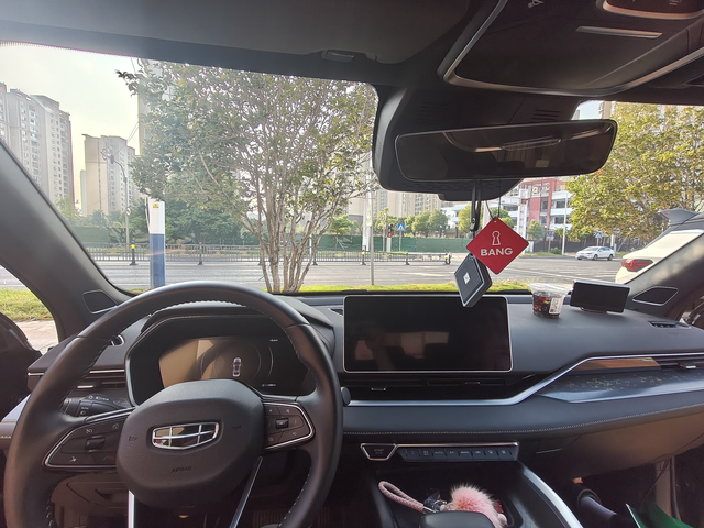 分享星瑞小细节
①眼镜盒：这个头顶眼镜盒对于我这种只有开车才戴眼镜的人来说真的太