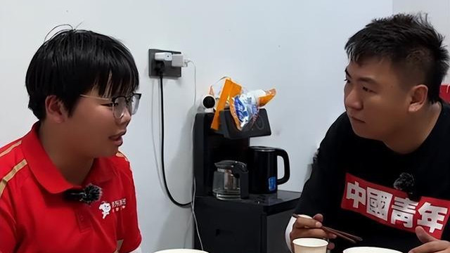 泪崩！江苏05后女生独自养活3个弟妹，陌生男子转账6万：活着就行