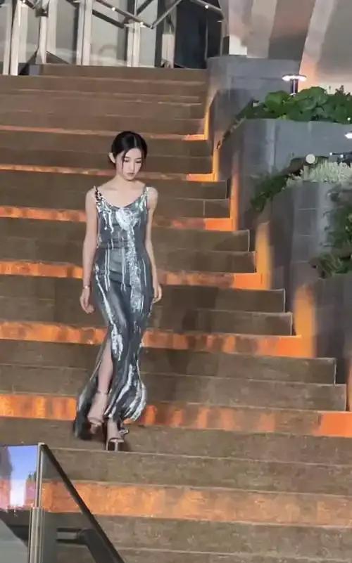 以为张子枫永远是邻家小妹？刷到她踩20cm高跟鞋的红毯照，我直接瞳孔地震！黑裙配