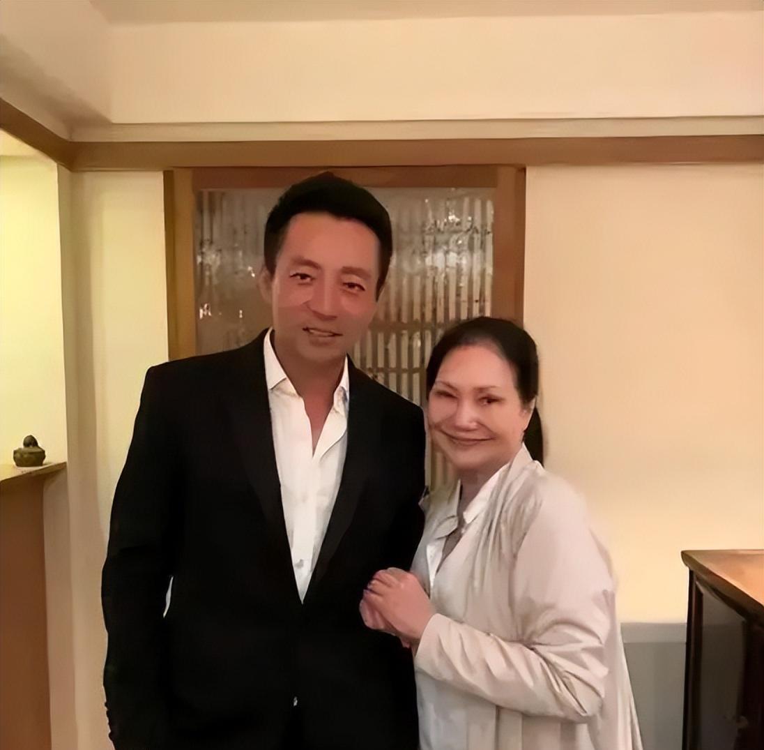 当初，汪小菲对徐家人那可是掏心掏肺，要啥给啥，捧在手心里当宝贝一样供着。可结果呢